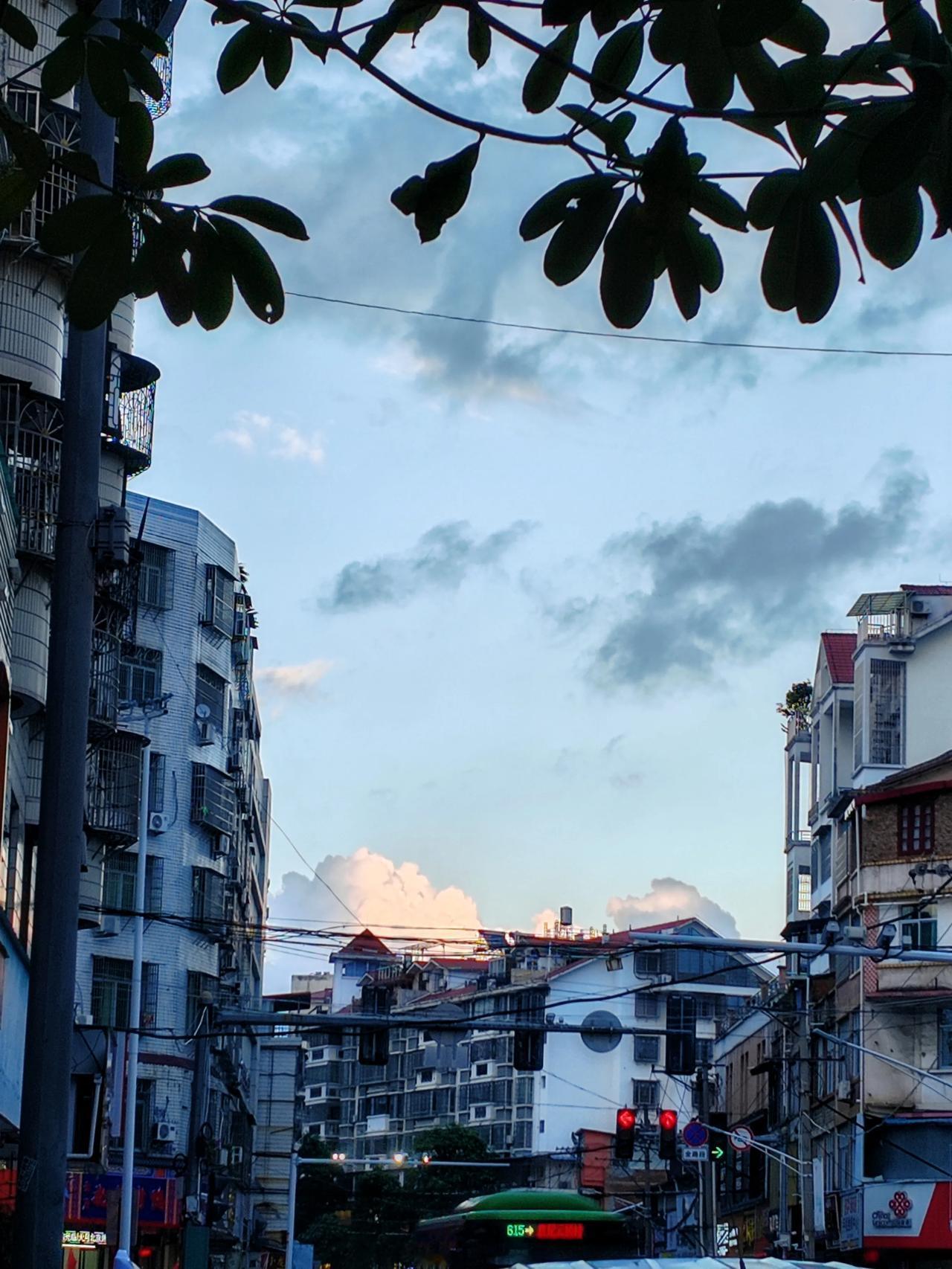 抬头望望天，你会发现浪漫就在身边。#天空# #云朵# 