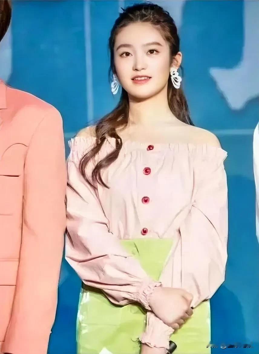 林青霞的女儿面容姣好，青春美丽，可没有妈妈那份惊艳的气质。
眉眼间有着妈妈的影子