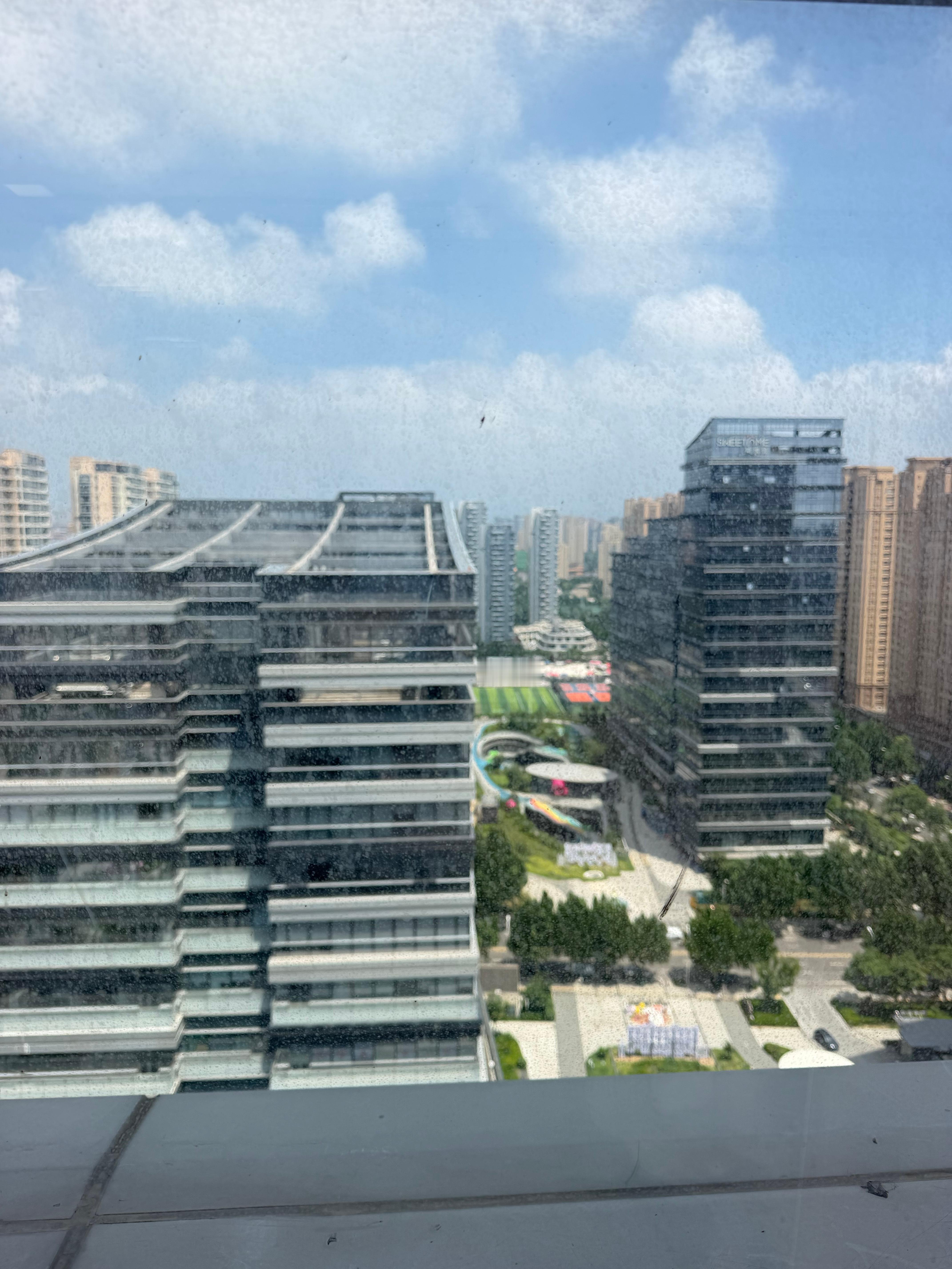 视野非常非常好的一个新工位～ 