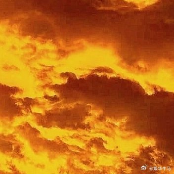 慢慢发觉，上了年纪之后，手机相册变得简单。没有繁杂的人像与热闹合照，存满日出日落
