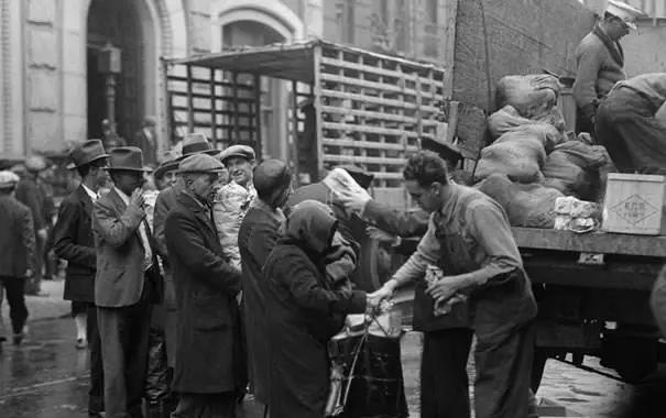 为什么大萧条所有人都会没钱不是大萧条让所有的人都没钱，而是所有的人，包括居民、企