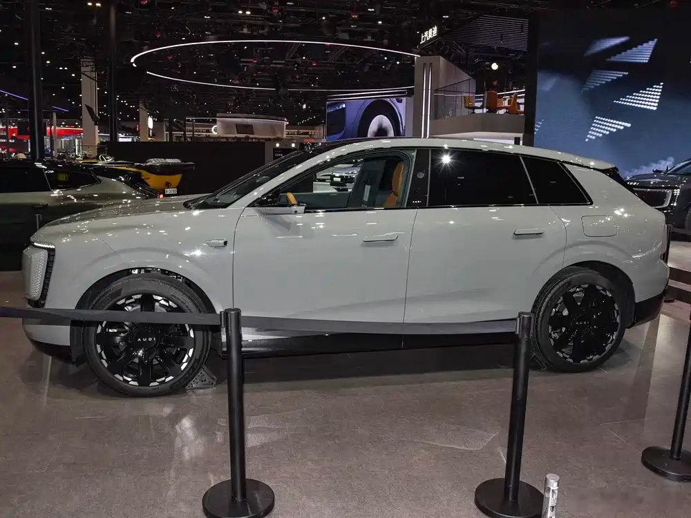 奥迪E7X中大型纯电SUV，2026年全新上市中大型SUV。900V高压4C快充