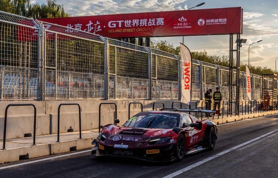 GT世界挑战赛把超跑搬上了北京街头
10月2日到4日，通明湖旁4.9公里的城市街