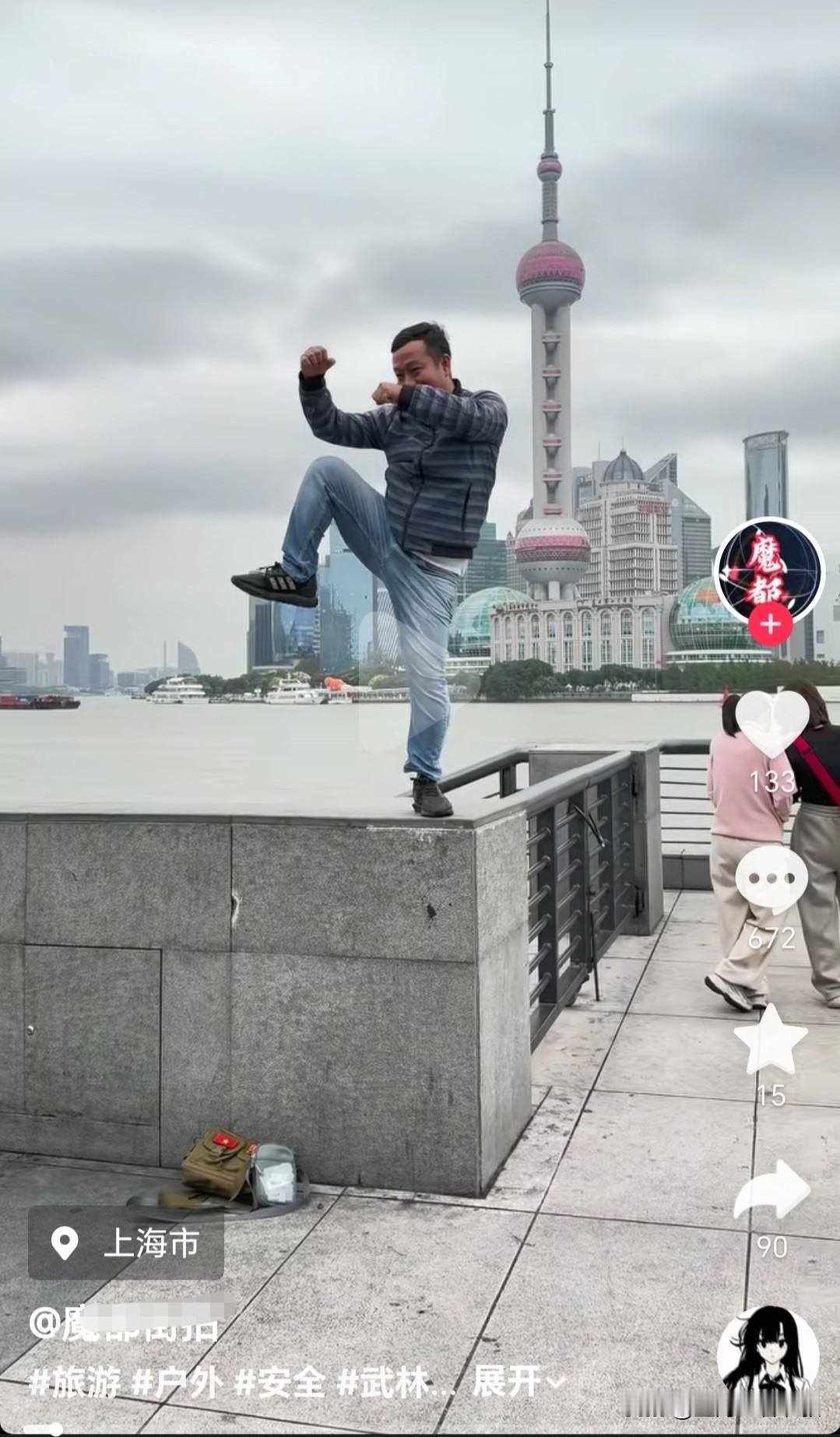 前两天在上海外滩，有个女子对着视频在跳舞结果警用无人机对其进行劝阻都没用。其实上