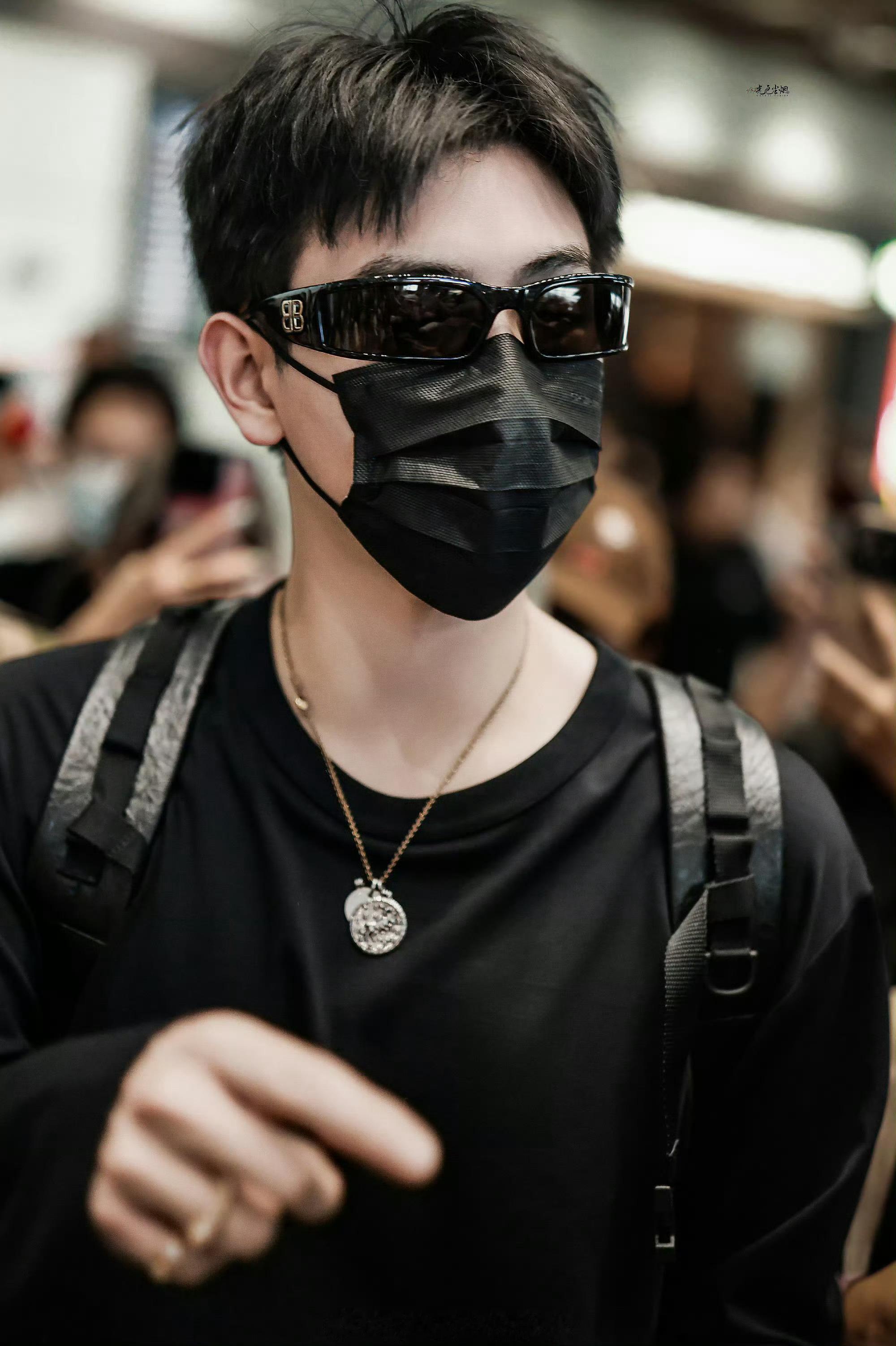 陈飞宇素颜帅成啥样了陈飞宇素颜的状态，完全就是“女娲毕设”的有力证明！没有任何修