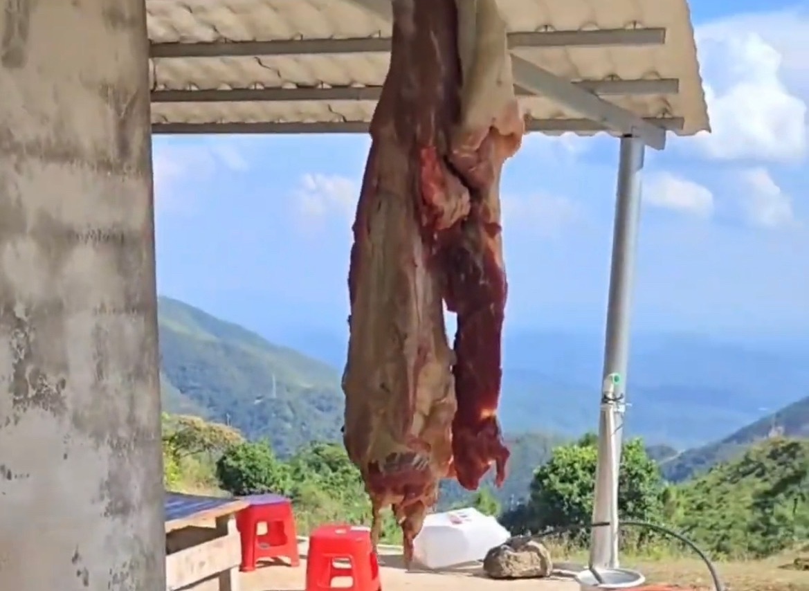 【玉林某山上有人摆卖牛肉】10月1日，网友分享：玉林市某地都山上面有人摆卖牛肉，