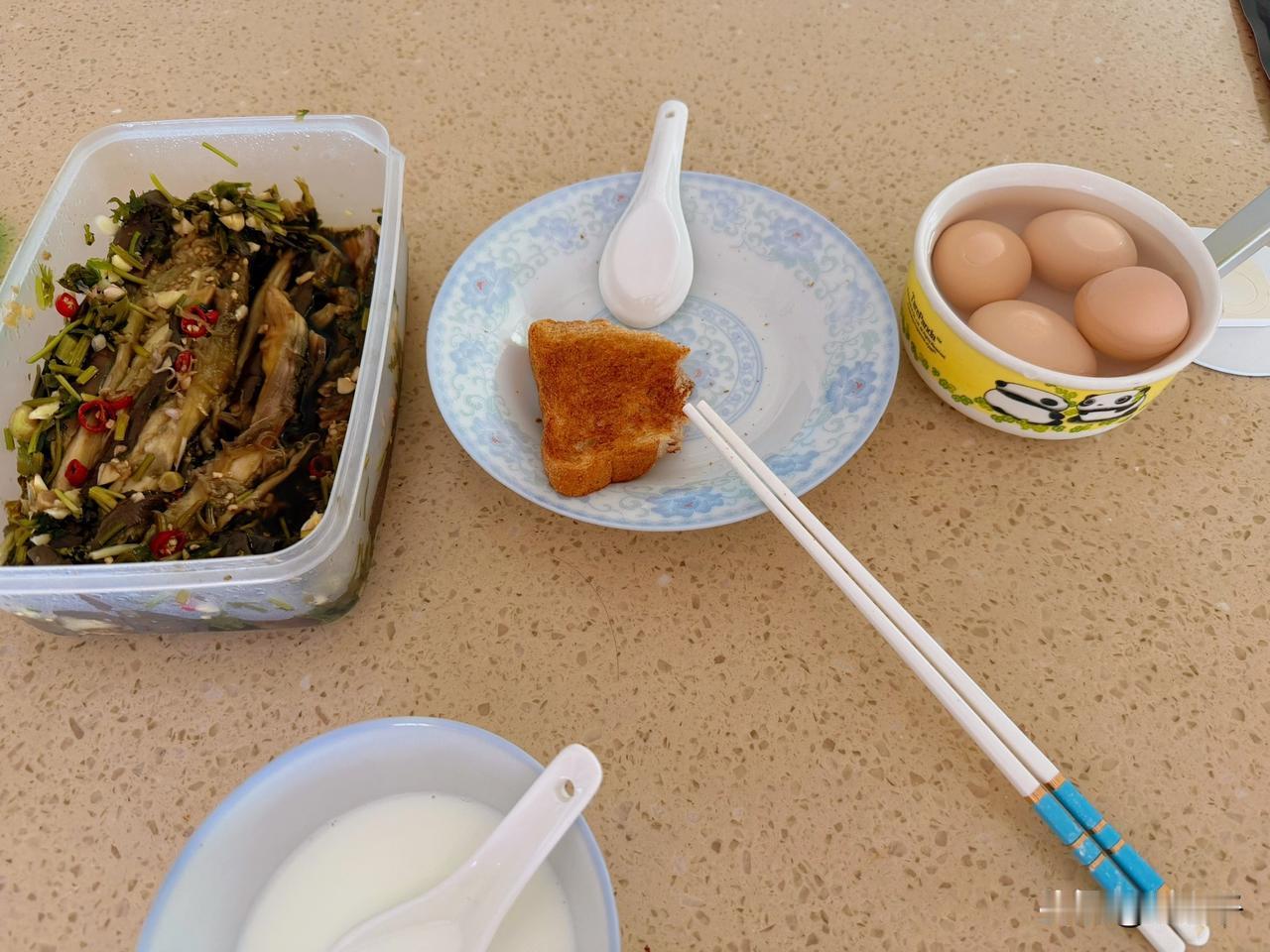 青岛的清晨

昨晚下了点小雨，青岛今早凉快多了。风从窗户里扑面而来，很舒爽！
