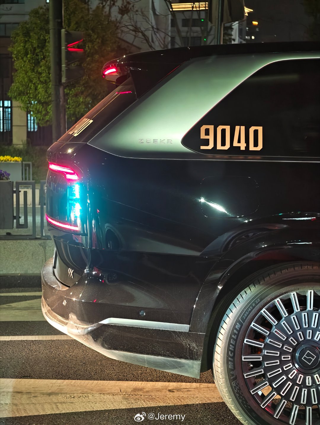 看了的微博才知道，原来杭州马路上跑的这些带编号的极氪9X是曹操出行在内测的Rob