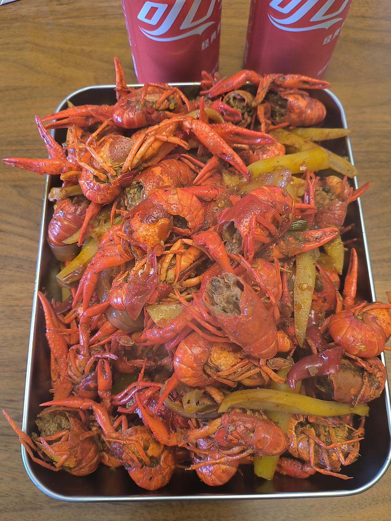 今天超市的小龙虾打折
19.9元一斤
我一口气买了五斤
拿回来自己用牙刷刷了一个