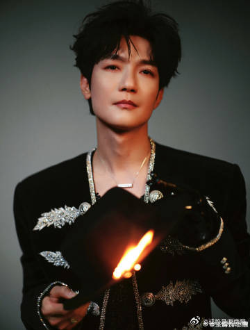 陈楚生你有必要这么大的舞台吗 从荒芜之境到全面升级，舞台直接变身钢铁生命体，视觉