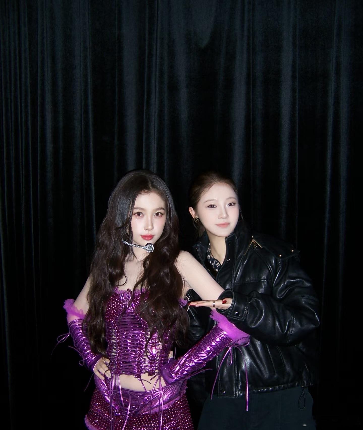 周梓倩也去看了虞书欣生日演唱会，还发了合照📷，一整个梦回青春有你了。 