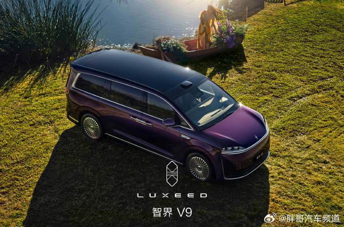 胖哥汽车频道 鸿蒙智行首款旗舰MPV智界V9首发亮相。新车定位中大型MPV，搭载