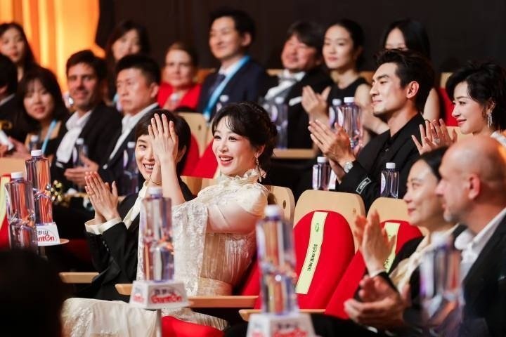 杨紫台下那一声尖叫杨紫台下那一声尖叫，是发自内心的喜悦，真的是非常开心的事[哇]