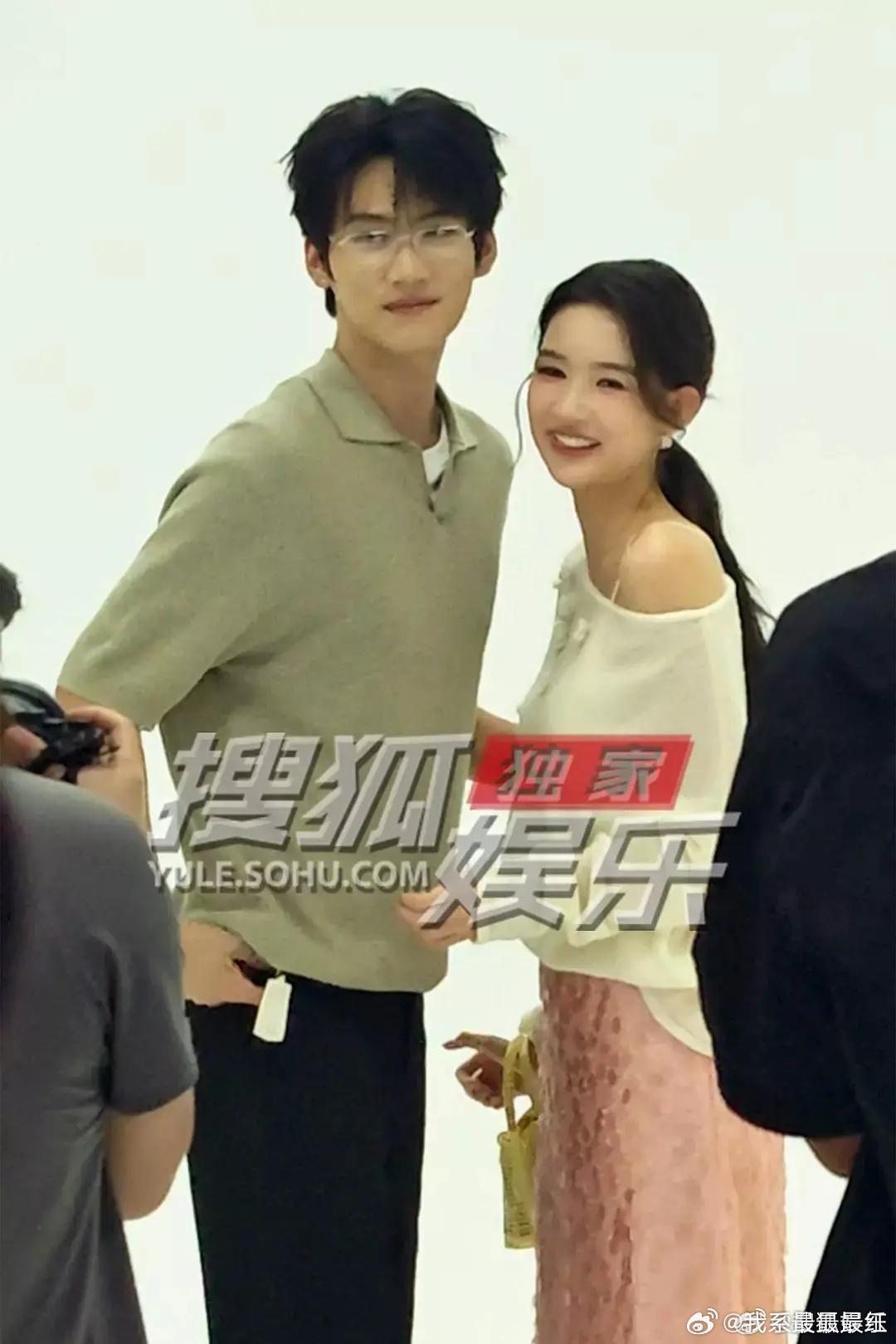 小城春色就是周柯宇、王玉雯，已经定妆了，太不合适了。柯宇还戴上眼镜了，奶茶店女老