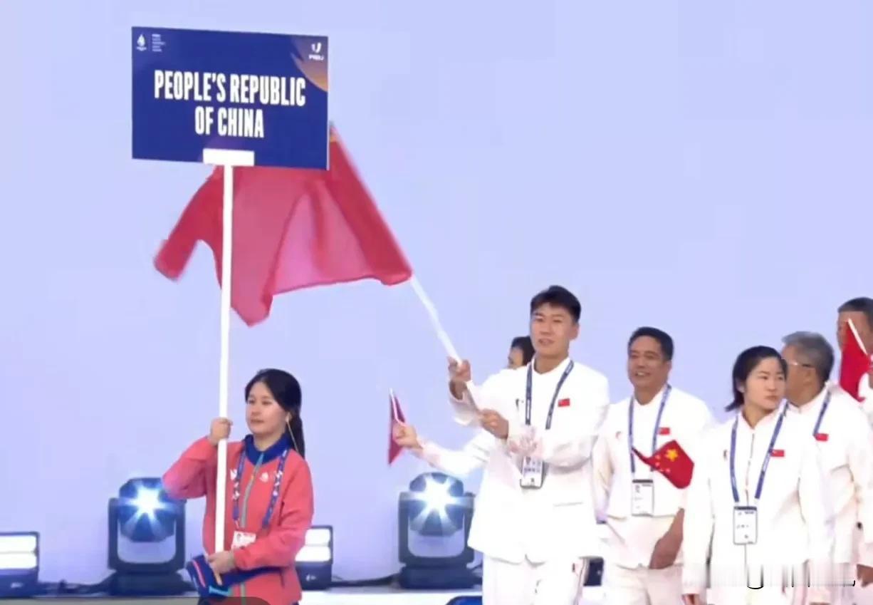 刘禹彤、唐子婷、陈玉婕代表中国大学生女篮出战在即。今天凌晨，大世界大学生夏季运动