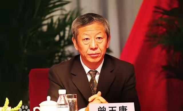 这是铁人王进喜的大姑爷曾玉康，与长女王樱。曾玉康是从大庆油田一线钻井工人做起，一