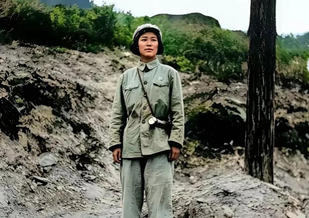 她是抗日名将戴安澜将军的女儿，貌美如花，1950年，年仅15岁的戴藩篱继承父亲报