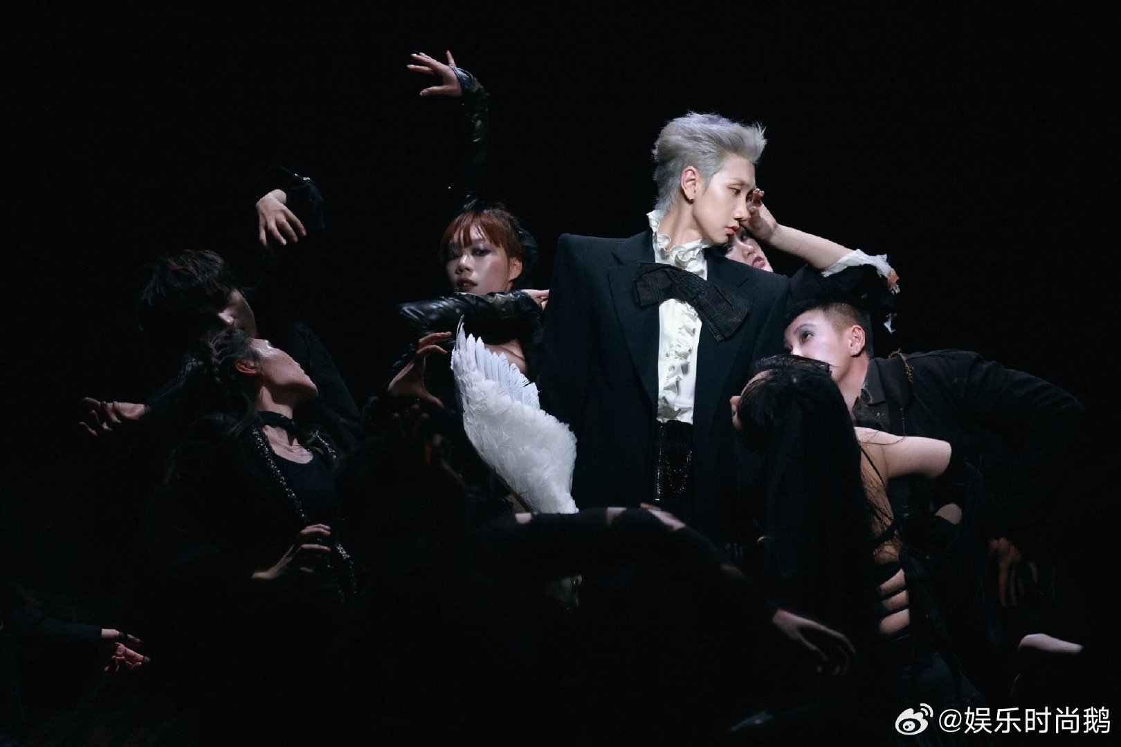 汪苏泷疯狂爱人MV幕后汪苏泷这支MV把暗黑废土风格诠释得恰到好处，布景与造型相辅