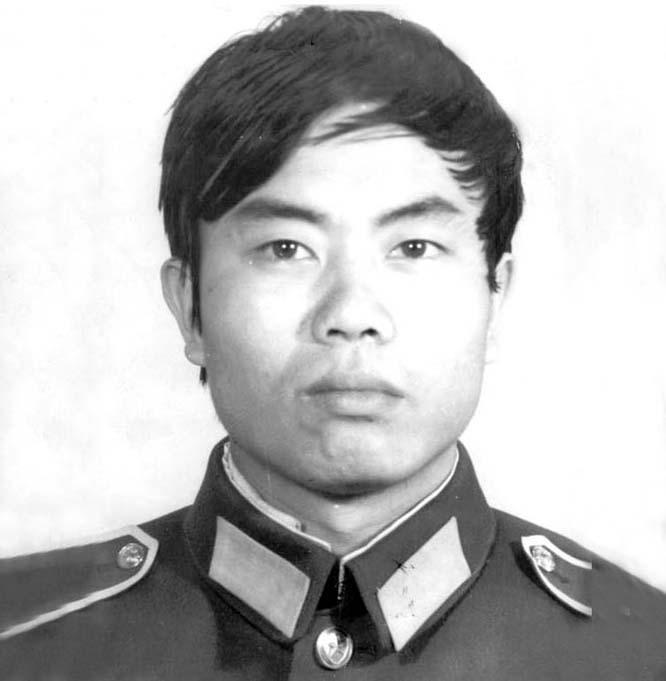 1985年的一天，陈建军与妻子激烈吵架后，一去不复返，妻子伤心又不解：丈夫一直温