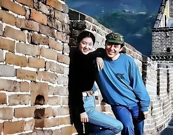 80年代珍贵旧照！24岁青涩巩俐，风华正好元气满满，携手39岁张艺谋同游长城。[