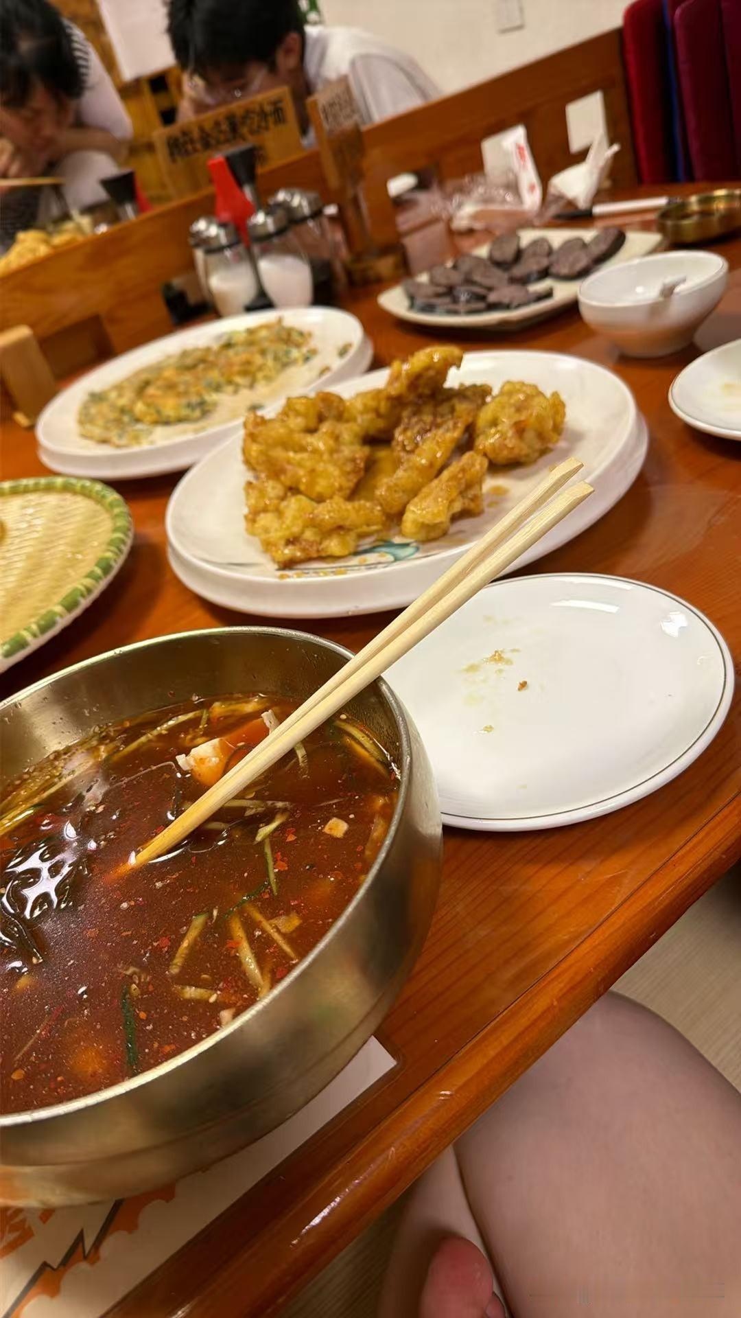 昨天小妹悄悄跟我吐槽说：你看那俩孩子多会吃、多会享受，吃冷面还点了四个菜。吃冷面