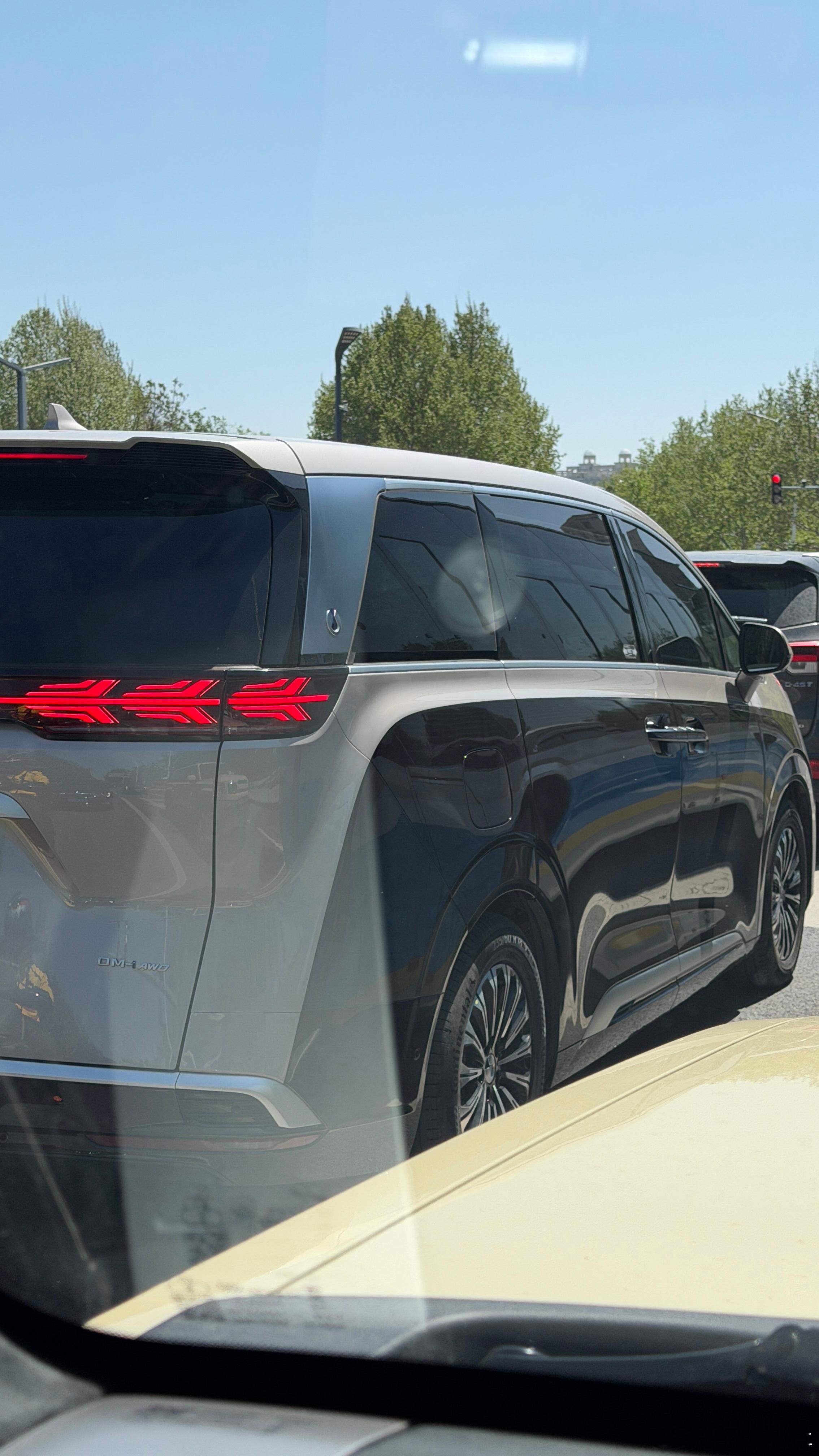 目前看到的所有腾势D9改双色车身 审美最在线的一位车主评论区能不能找到你 腾势d