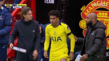 比赛第54分钟，乌多基受伤下场，换上索萨 