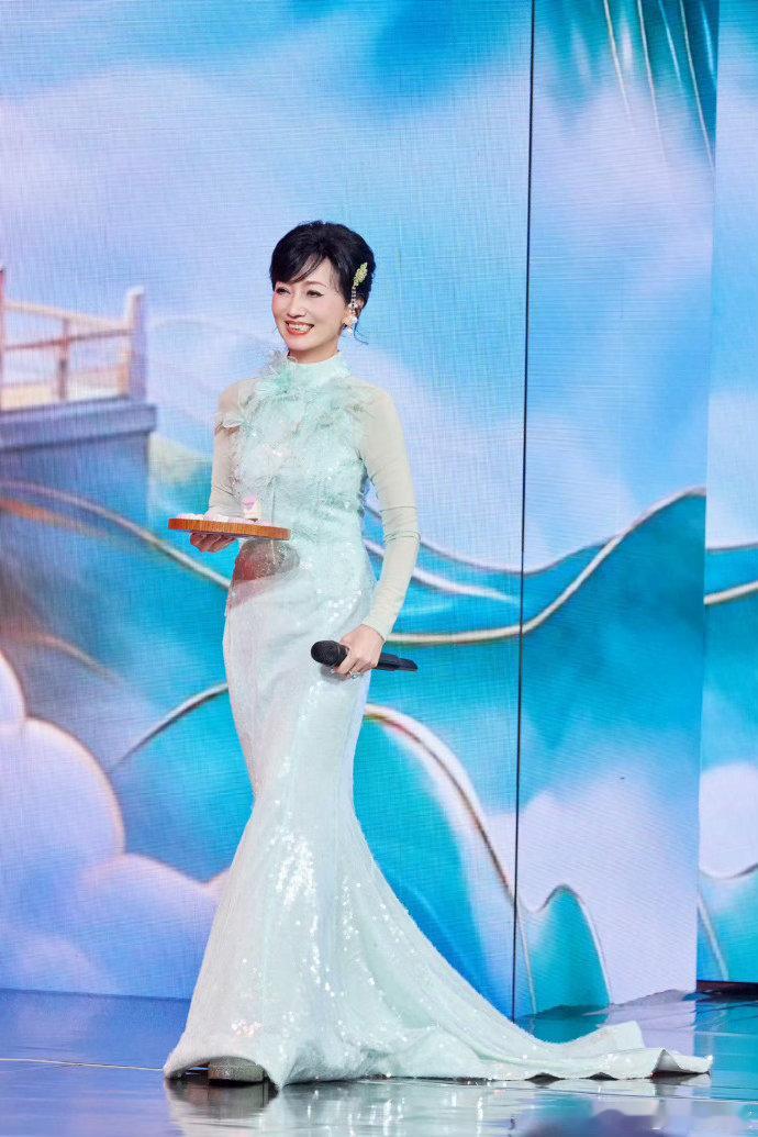 内娱中式旗袍美人全在这了中秋舞台上的东方美人群像宋轶一直很擅长驾驭旗袍，这次中秋