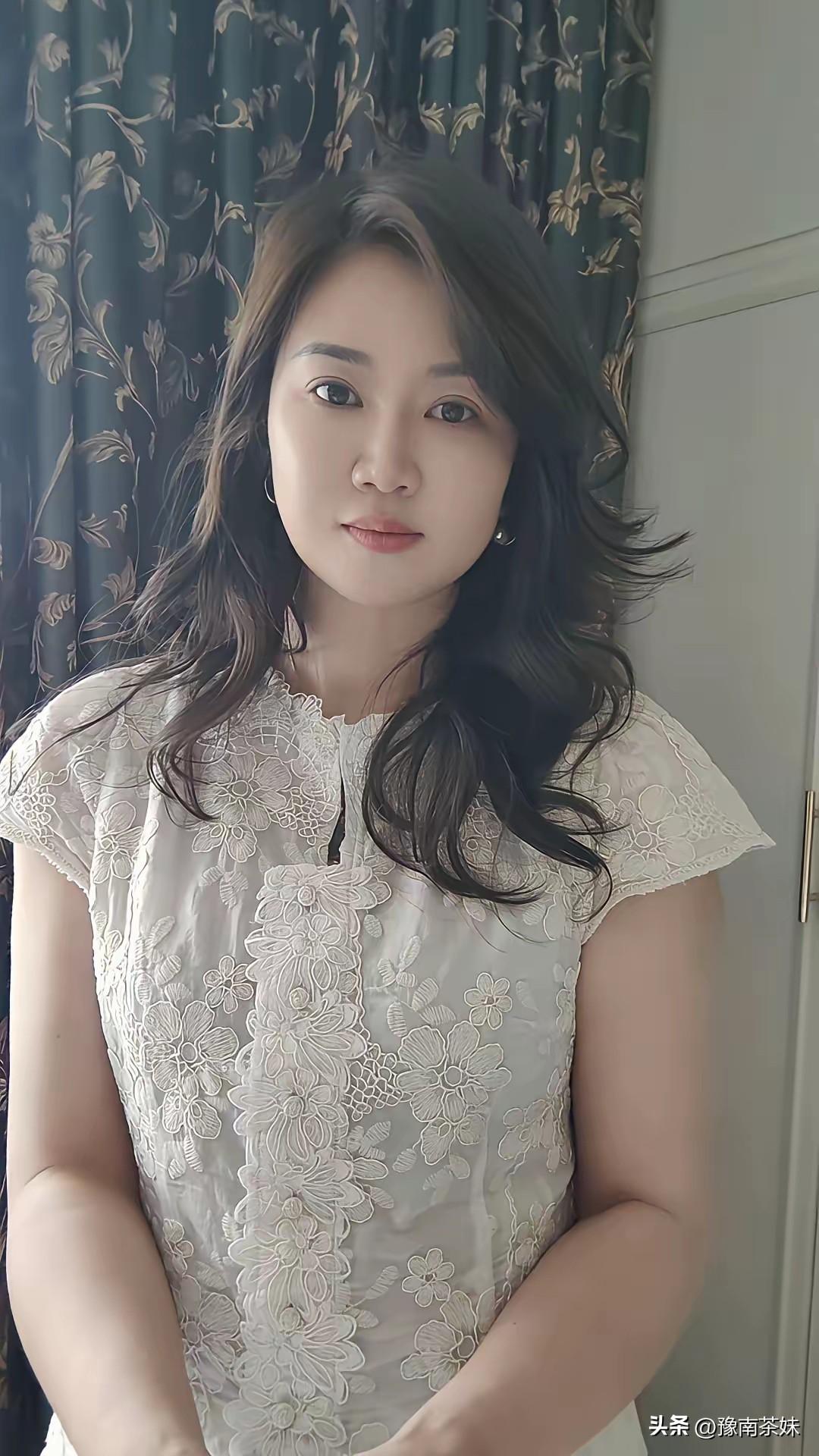 温柔优雅的蕾丝连衣裙，散发着古典美