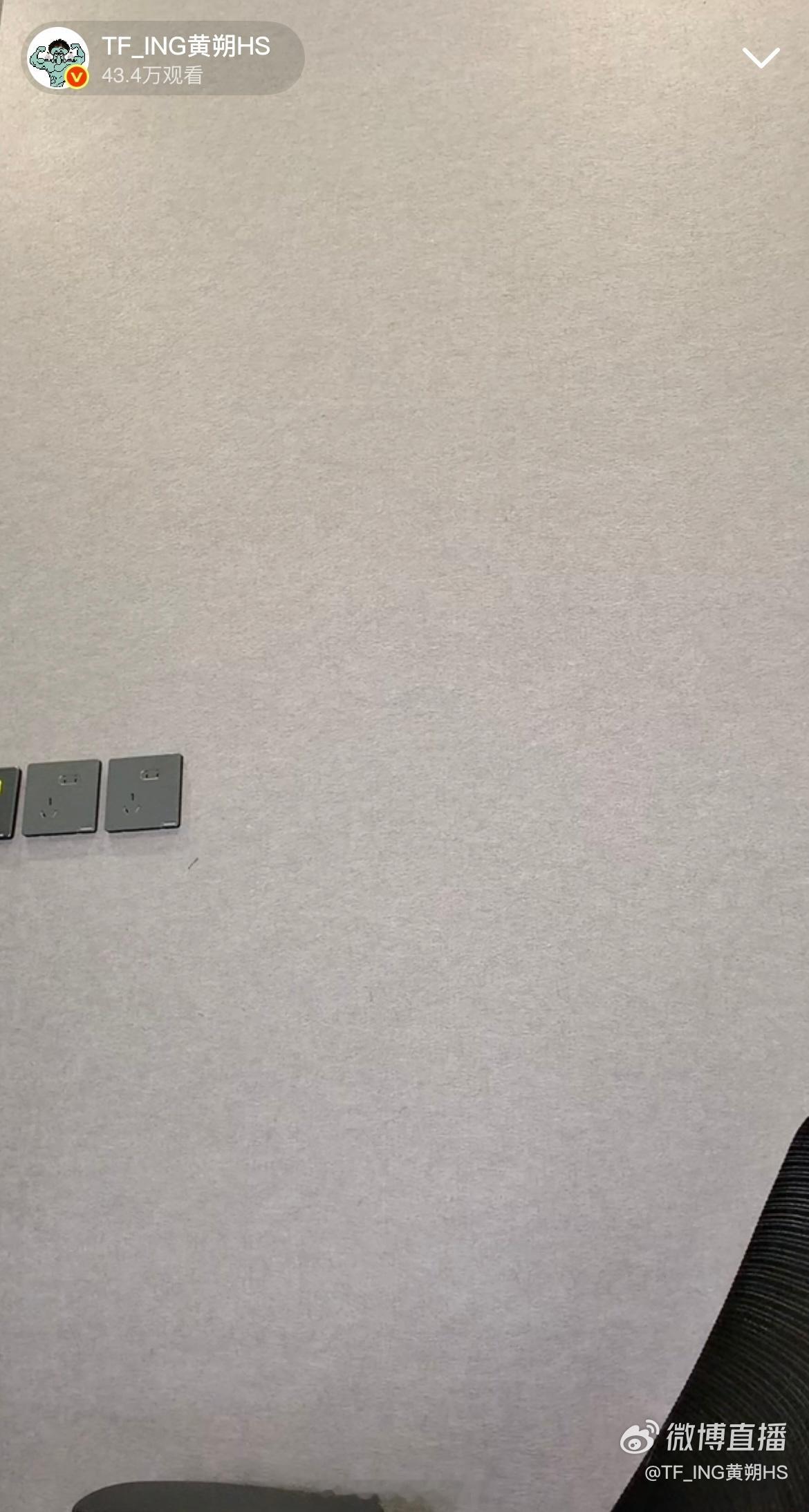 我还是低估黄朔的抽象了他说要去补个妆我还以为是开玩笑结果转头他就把一整个直播间的