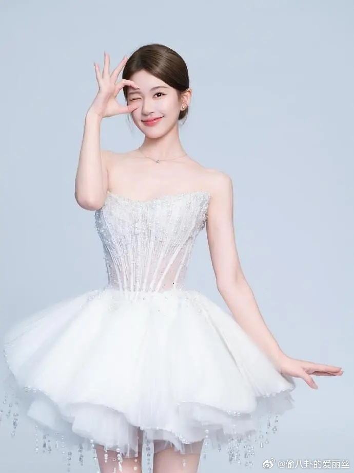 是我的眼睛出问题了吗，总感觉赵露思的头不自然，比鹅蛋还规则的鹅蛋脸 