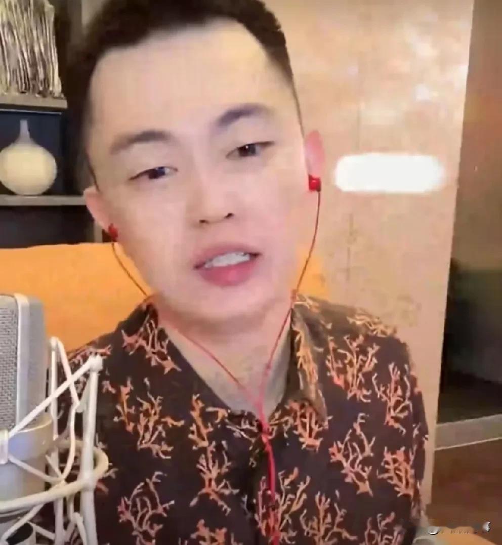 巴扎黑聊“老丈人”，见面紧张不敢漏纹身。

             粉丝问“你