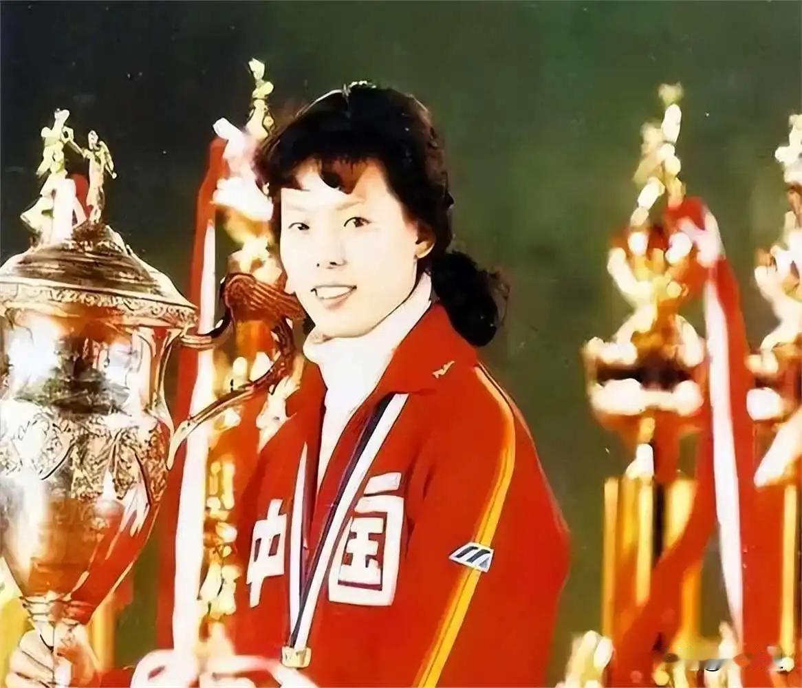 2013年，深受重病折磨的排球名将陈招娣，生命垂危。58 岁的弥留之际，她向丈夫