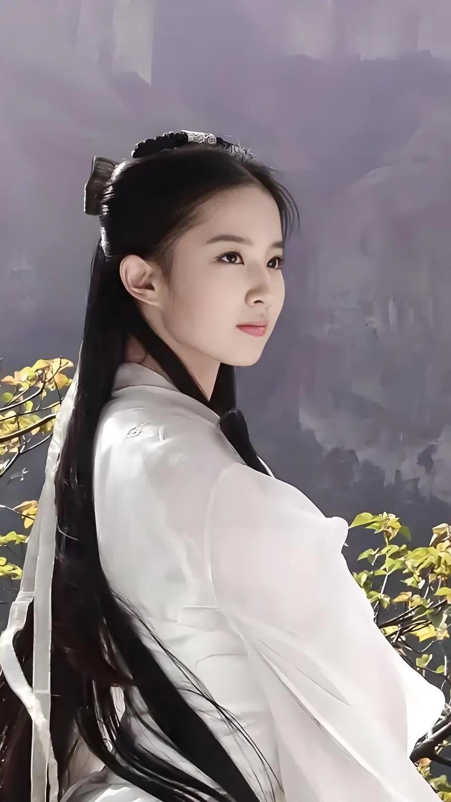 她的美不是那种使劲儿往艳里打扮的，带着点距离感，又透着温润，像从老画里走出来的人