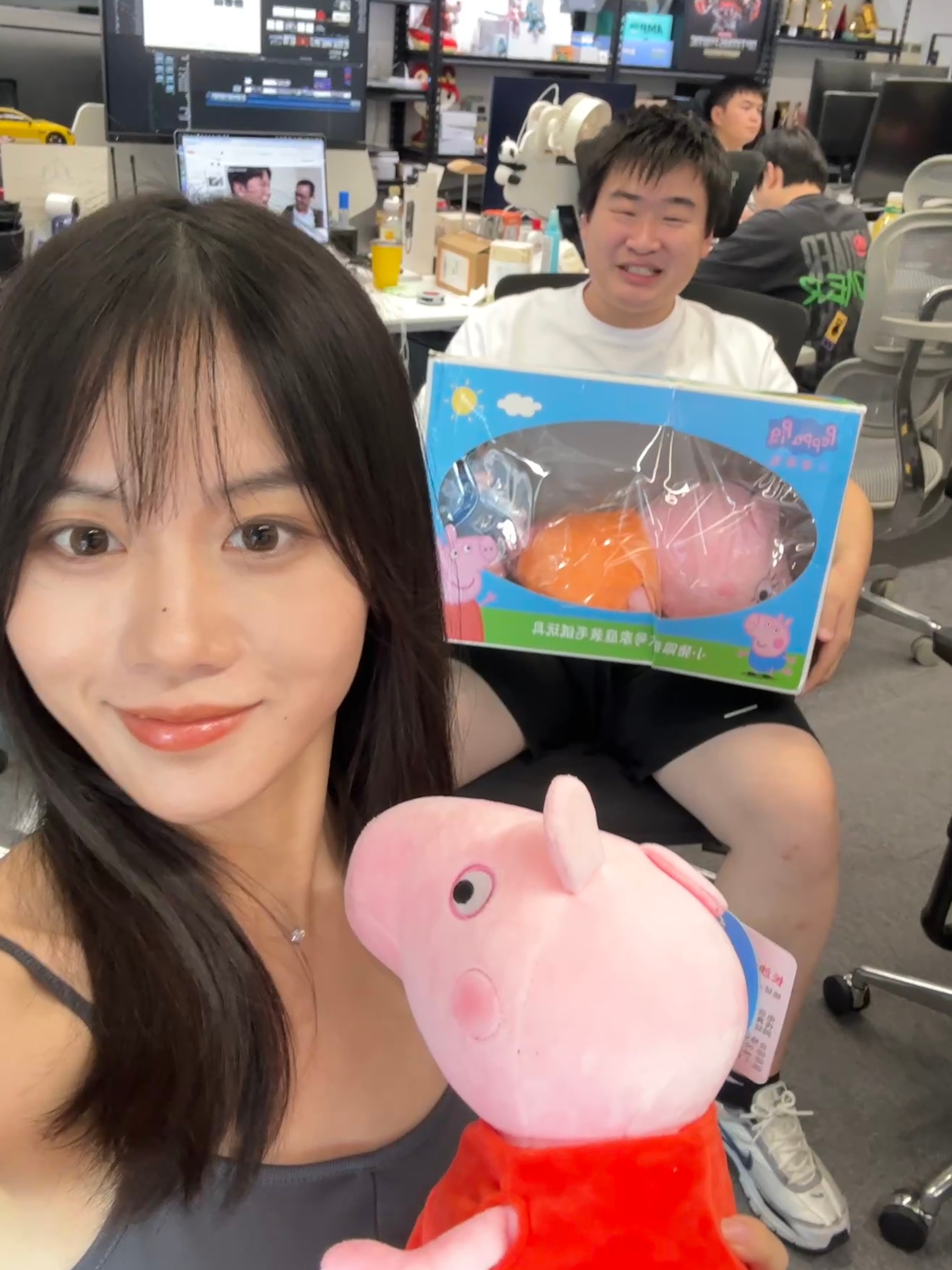 汽车的小伙伴给工作室女生送小猪佩奇大家说要不要把他手上的拿过来抽了？[喵喵] ​