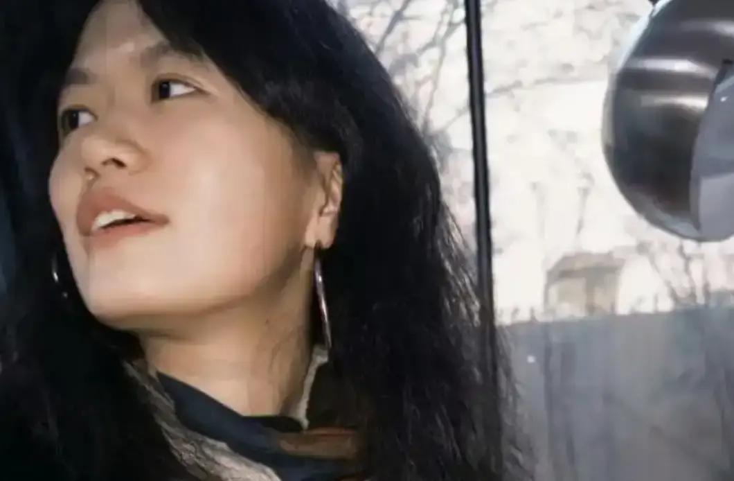 监控消失8分钟，她坠楼了
 
三楼法国男说只见过她一面，护照却偷偷往返暹粒。法医