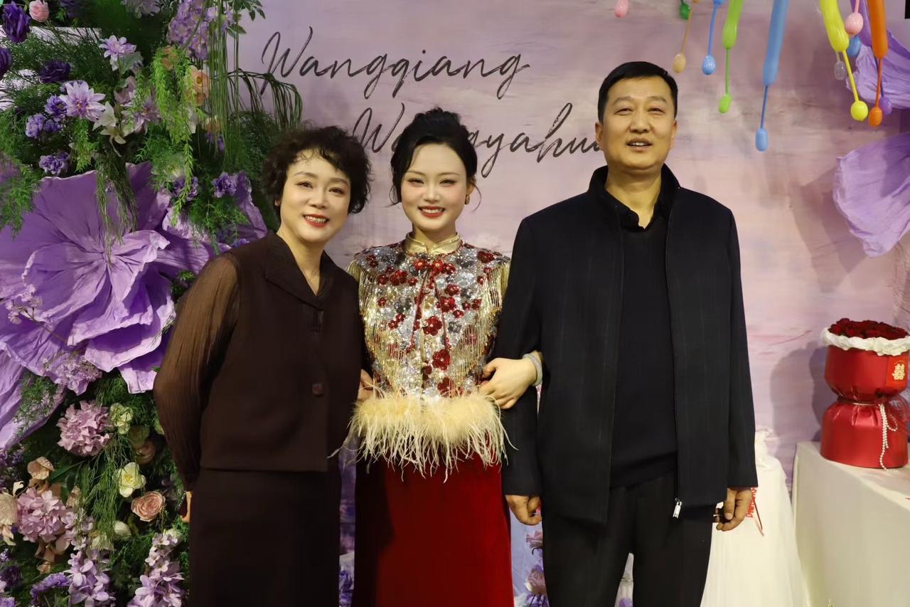 向王红燕表侄与老邻居及全家祝福！
祝福你家女儿订婚快乐，喜结良缘，幸福美满，百年