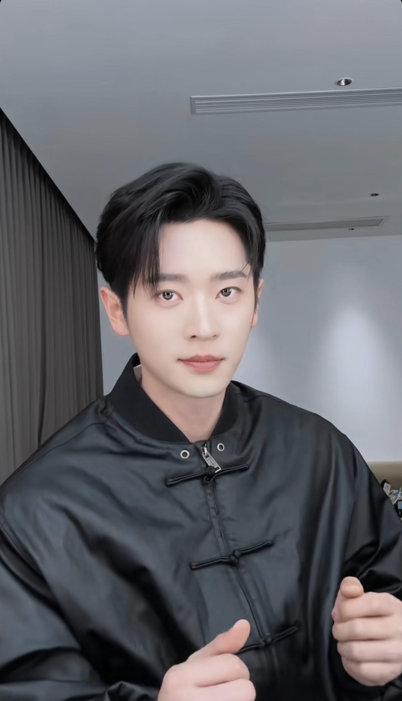 七年冷板凳，把丞磊磨成一把没名字的刀。
《云之羽》一集上线，刀突然开口，观众才听