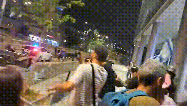 “打起来！打起来！打起来！”4月28日，以色列国内爆发了大规模抗议活动，万名以色