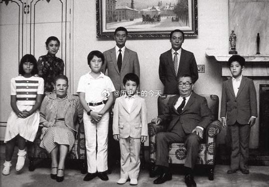 #文史老照片# 蒋经国先生全家福20世纪80年代，蒋经国三代同堂的合影。前排是蒋