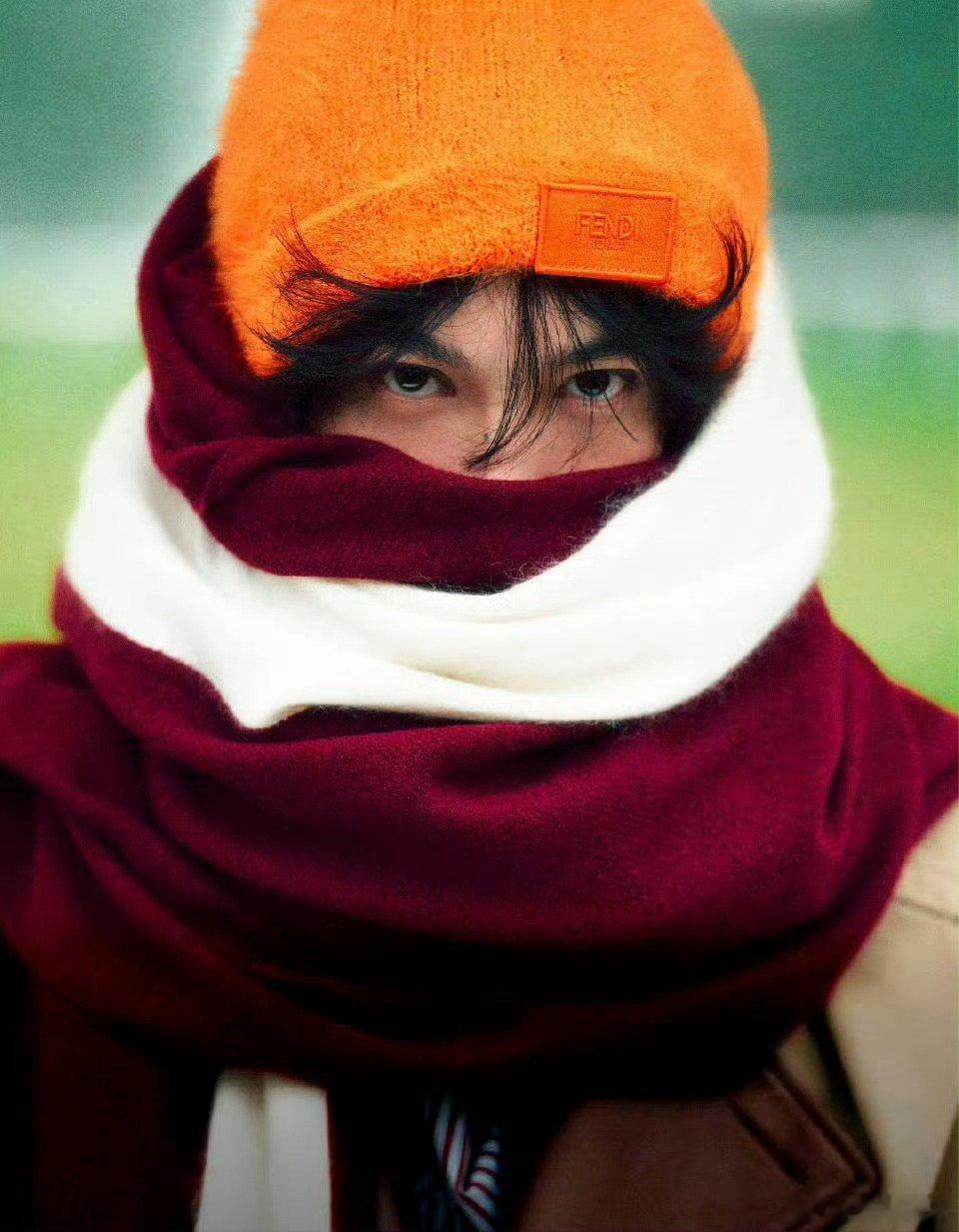 光影为笔，空间为幕。在「叁重」构想的内心戏里，看他于暗调中拉扯理性，在远景前凝望