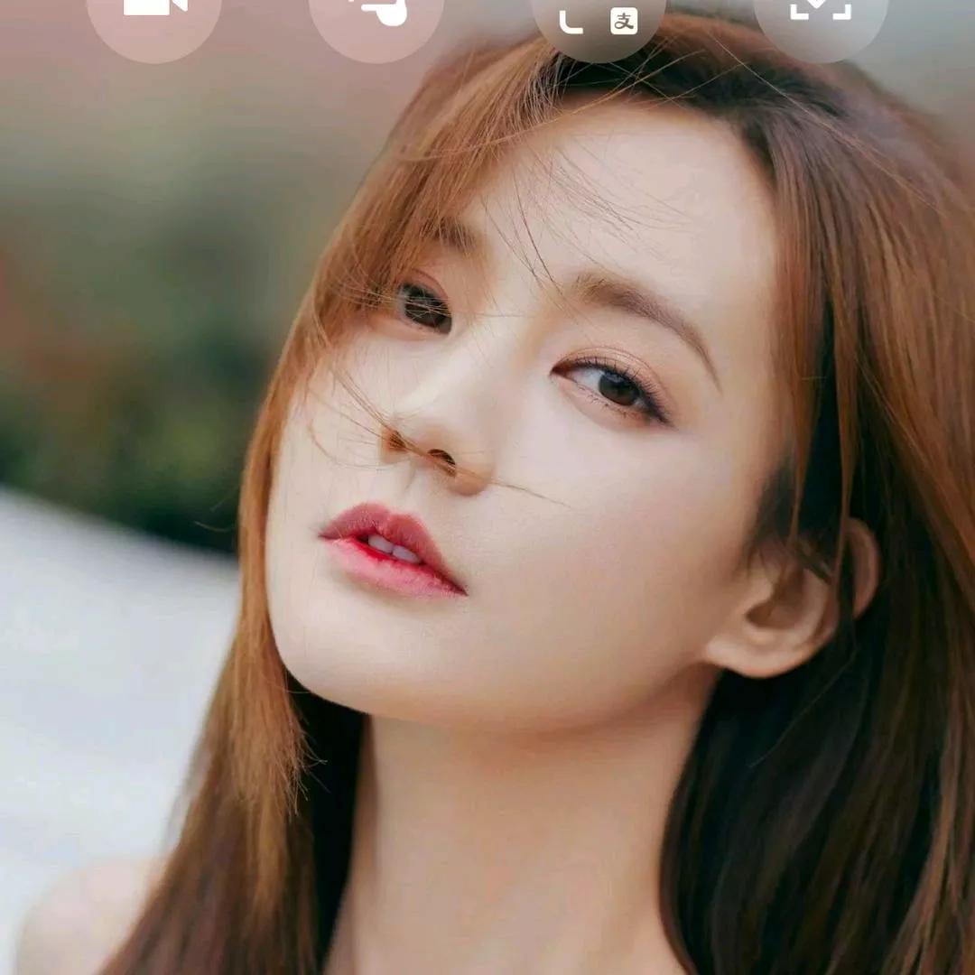 温柔眼波流转，微风轻拂发梢温柔发丝写真 晚风轻拂水面 温柔发丝 轻漾发丝 晚风动