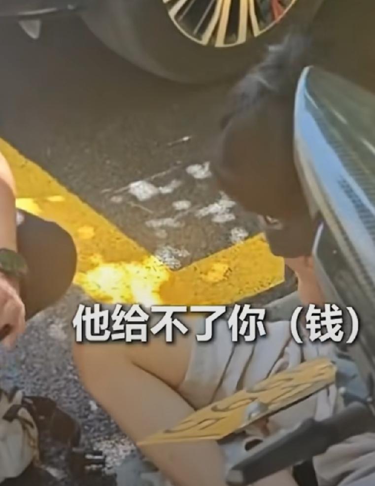 跪求被骗！聊城民警死拦被洗脑男子，保住2.8万血汗钱。

7月12日，聊城开发区