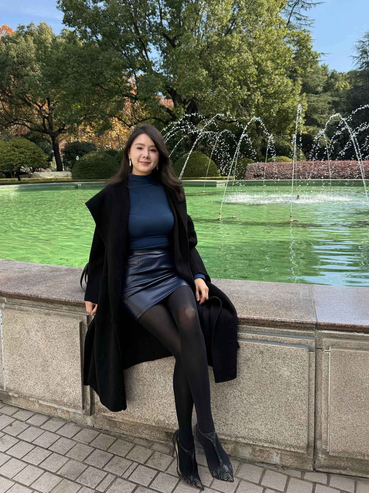 园畔的晴光裹着风（现代抒情诗）

作者Ⅰ朱珠

 池波是被揉碎的绿
喷泉扯着银线