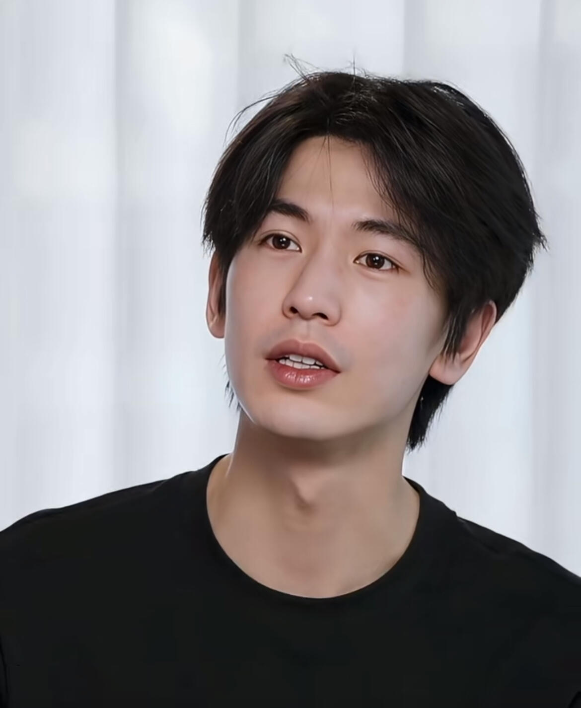 张凌赫素颜这状态。。。。。。也太顶了吧？原来哥是一个大双一个小双吗❓是没休息好吗