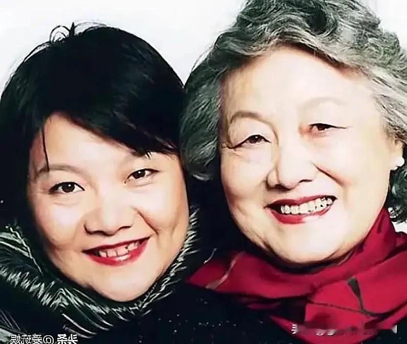 章含之曾为洪晃张罗过相亲，并陪着洪晃去相过一次亲。但相亲的男子只顾着拍章含之的马