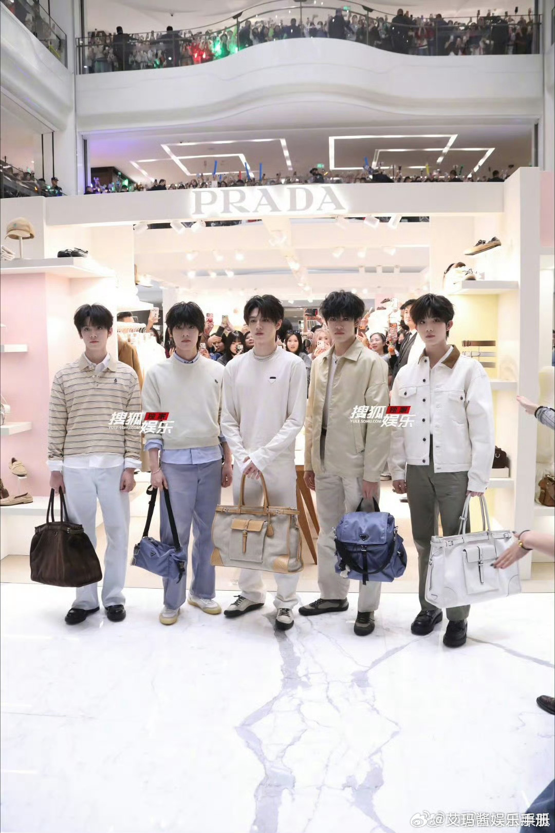 TOP登陆少年朱志鑫、张泽禹、张极、左航、苏新皓亮相北京PRADA快闪活动生图，