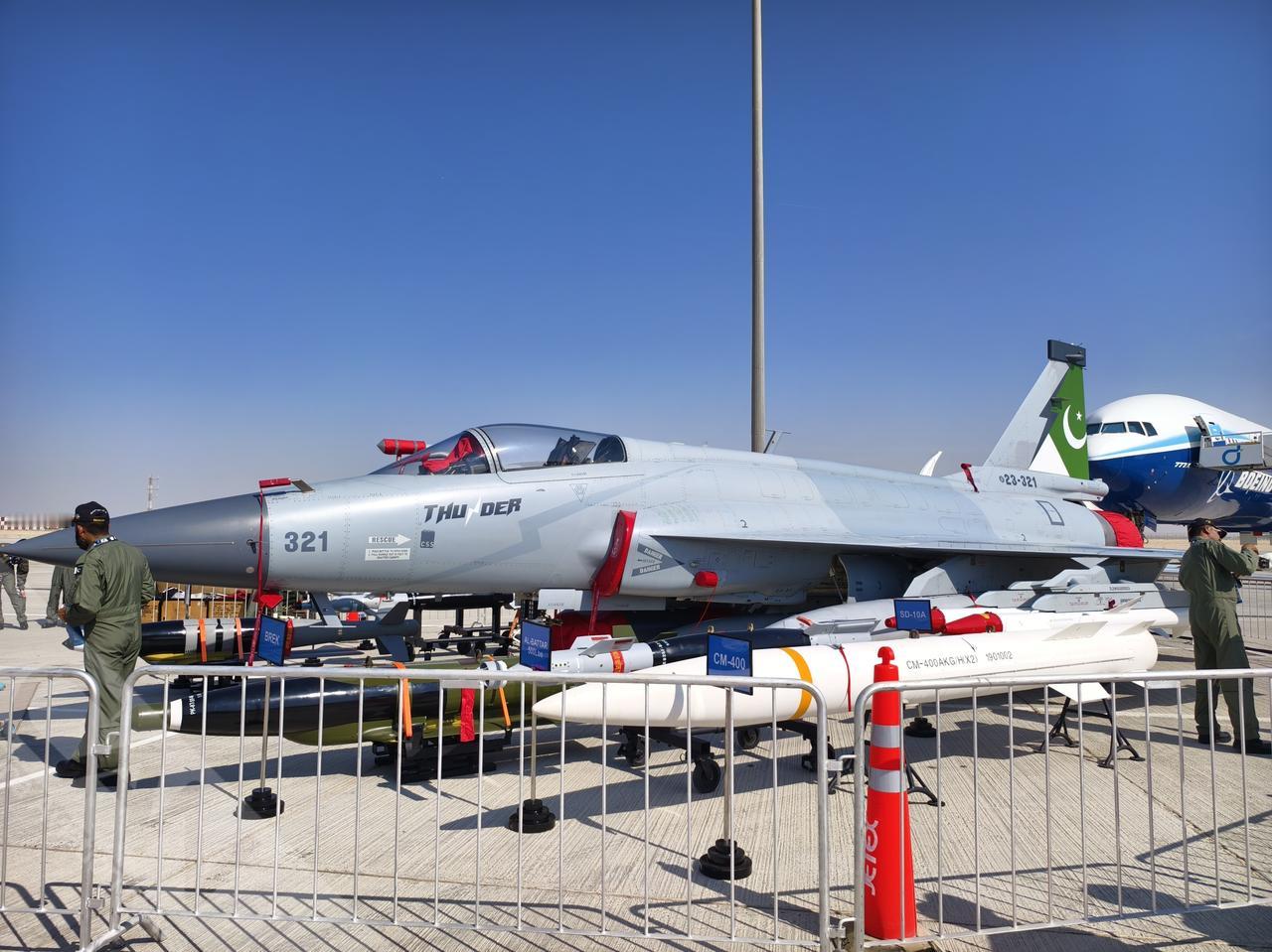 2025年迪拜航展，巴基斯坦“枭龙”战机亮相室外静展区。（摄影：吴紫磨）