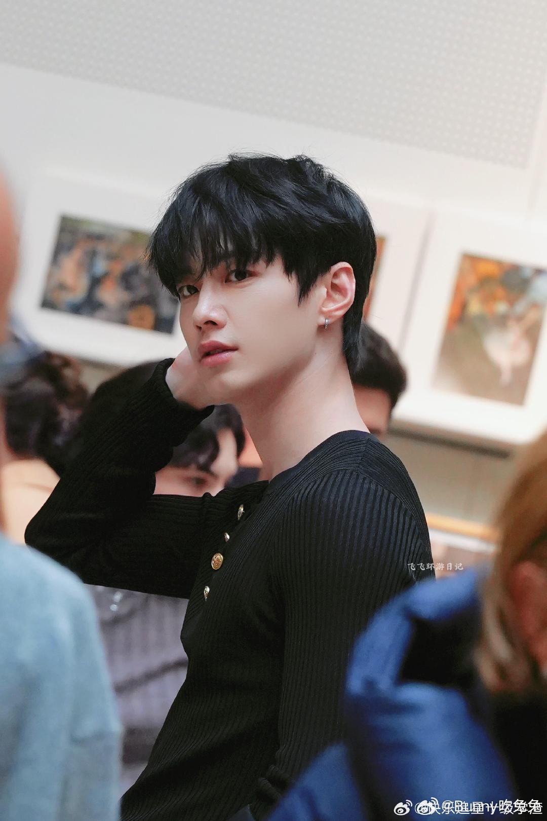 巴黎偶遇何与何与巴黎时装周街拍 随手一拍都是画报，帅得毫不费力 