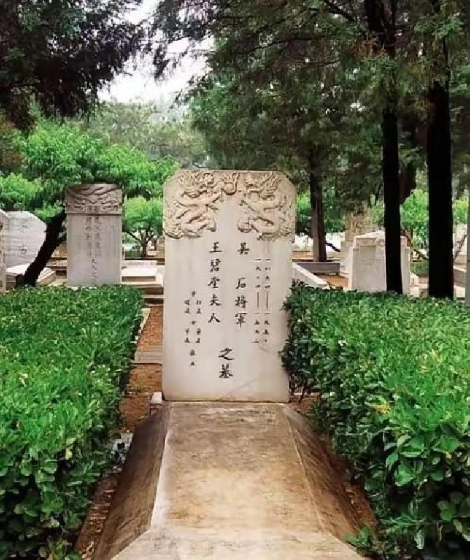 这不是传奇爱情，也不是史书注脚，而是一个男人把牵挂留在人间、一个女人把风暴扛在肩